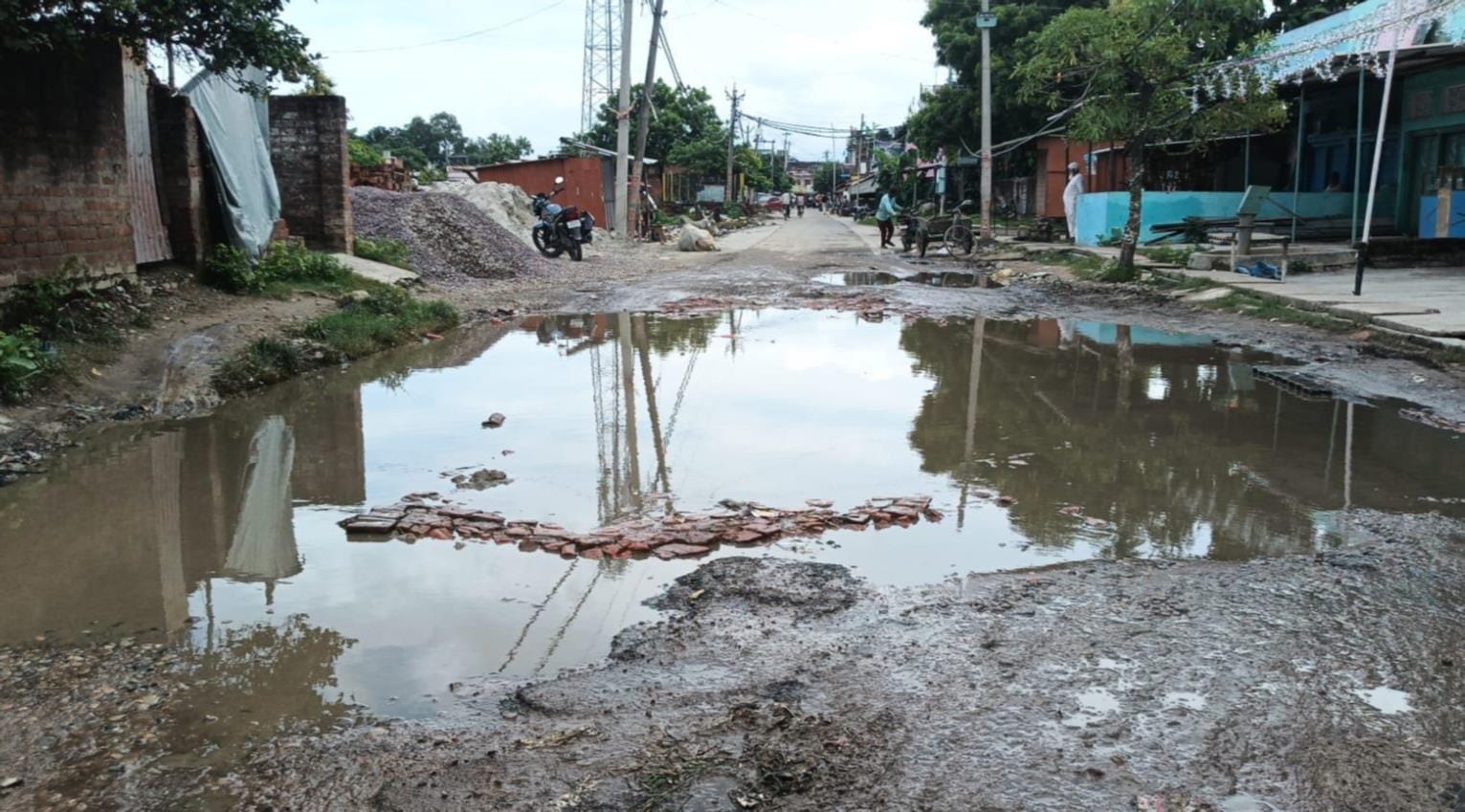 गड्ढे में भरा पनी गड्ढे में भरा पनी