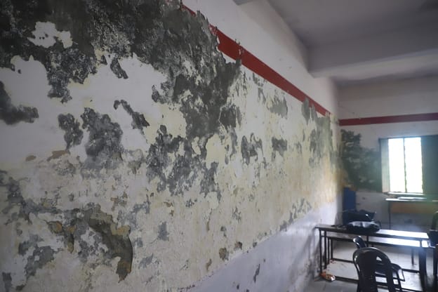 ग्रेटर नोएडा के घोड़ी बछेड़ा स्थित श्री गांधी इंटर कॉलेज की कक्षाओं में टूटा प्लास्टर। संवाद ग्रेटर नोएडा के घोड़ी बछेड़ा स्थित श्री गांधी इंटर कॉलेज की कक्षाओं में टूटा प्लास्टर। संवाद