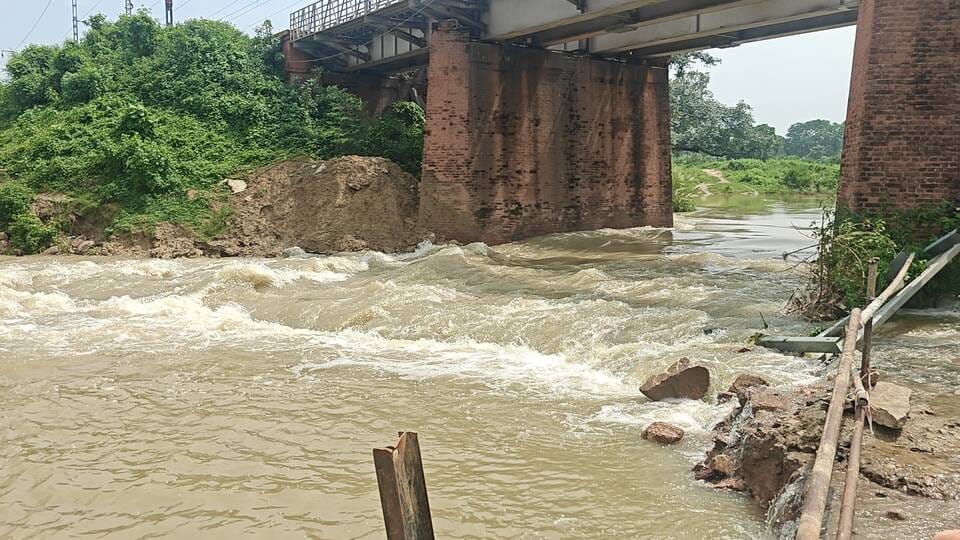 गया के मानपुर प्रखंड के अमरी गांव में पेमार नदी का पानी सड़क पर बहने से आवागमन बाधित। गया के मानपुर प्रखंड के अमरी गांव में पेमार नदी का पानी सड़क पर बहने से आवागमन बाधित।