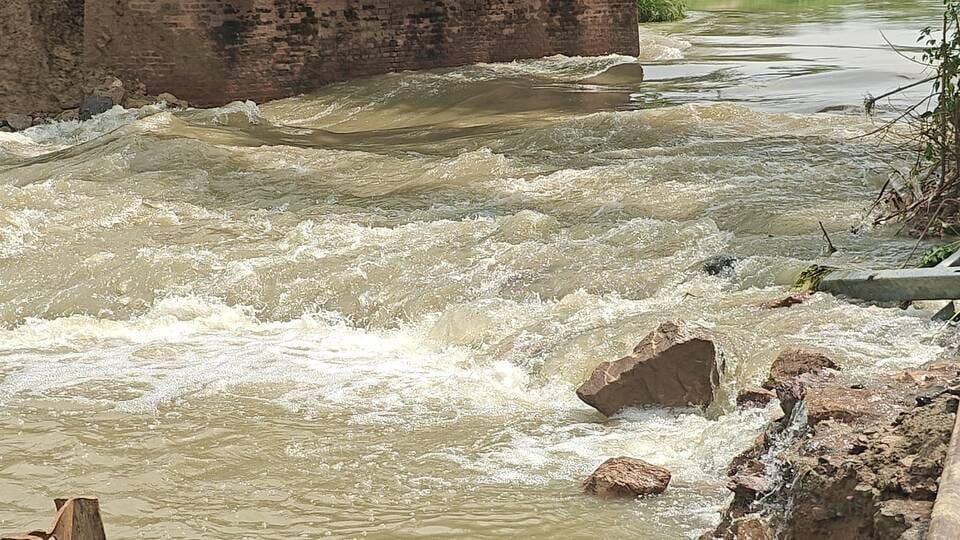 गया के मानपुर प्रखंड के अमरी गांव में पेमार नदी का पानी सड़क पर बहने से आवागमन बाधित। गया के मानपुर प्रखंड के अमरी गांव में पेमार नदी का पानी सड़क पर बहने से आवागमन बाधित।