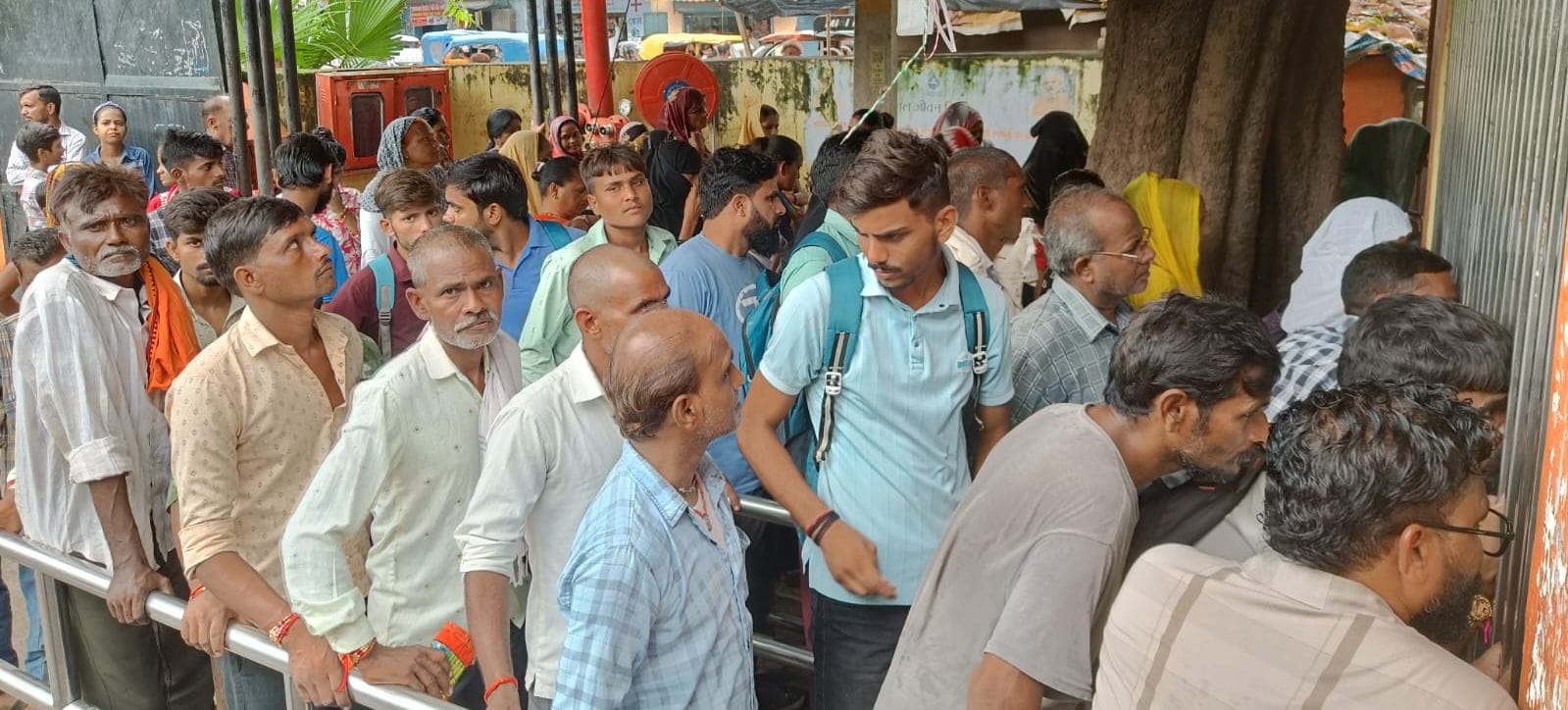 जिला अस्पताल की ओपीडी में मास्क लगाकर मरीजों का इलाज करते डाॅक्टर। संवाद