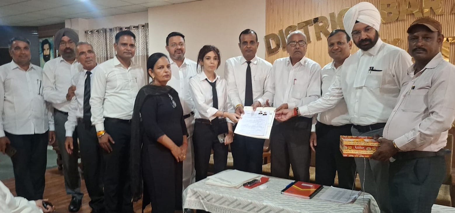 जिला बार एसोसिएशन चुनाव के लिए नामांकन दाखिल करतीं लविका। वकील जिला बार एसोसिएशन चुनाव के लिए नामांकन दाखिल करतीं लविका। वकील