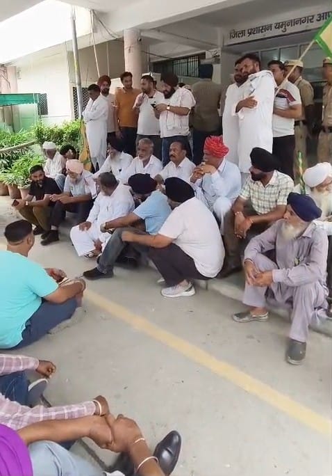 जिला सचिवालय में धरने पर बैठे किसान, मजदूर व अन्य प्रदर्शनकारी। संवाद
