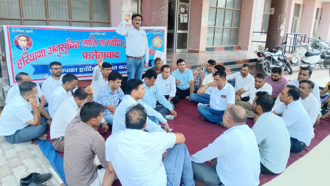 जिला शिक्षा अधिकारी के कार्यालय के बाहर सांकेतिक धरने पर बैठे अध्यापक। संवाद जिला शिक्षा अधिकारी के कार्यालय के बाहर सांकेतिक धरने पर बैठे अध्यापक। संवाद