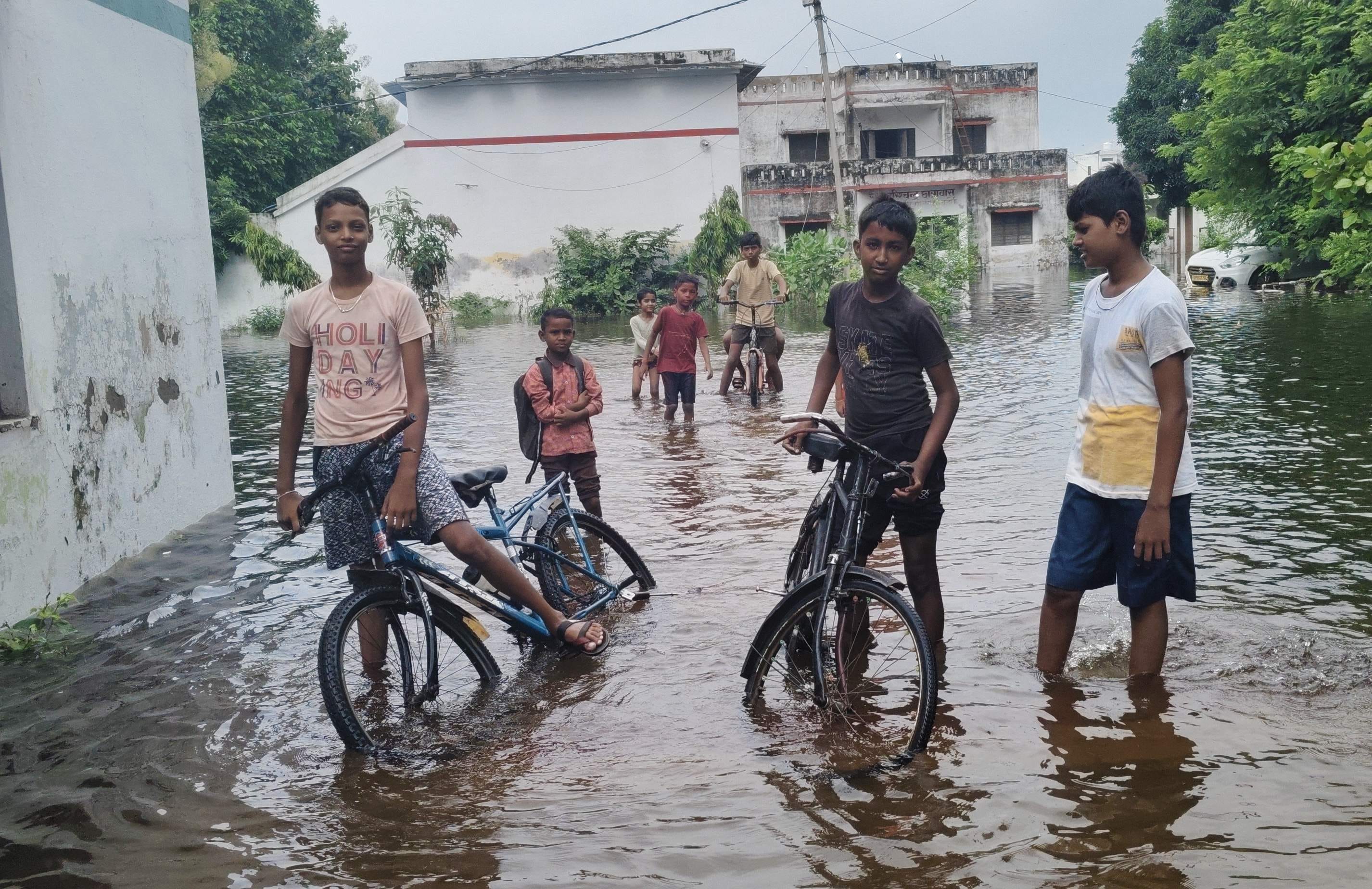 जलभराव के बाद सकलडीहा पूर्व माध्यमिक विद्यालय में नैपकिन पैड को हटाते शिक्षक। संवाद जलभराव के बाद सकलडीहा पूर्व माध्यमिक विद्यालय में नैपकिन पैड को हटाते शिक्षक। संवाद