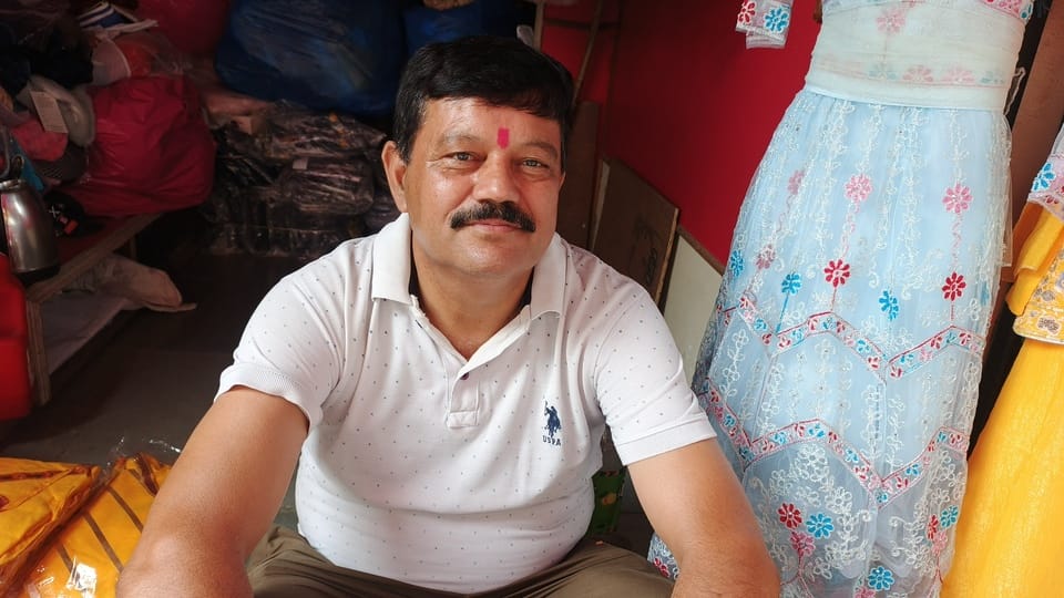 जन्माष्टमी पर्व को लेकर दुकान में पोशाक, बांसुरी सहित अन्य सामान। संवाद