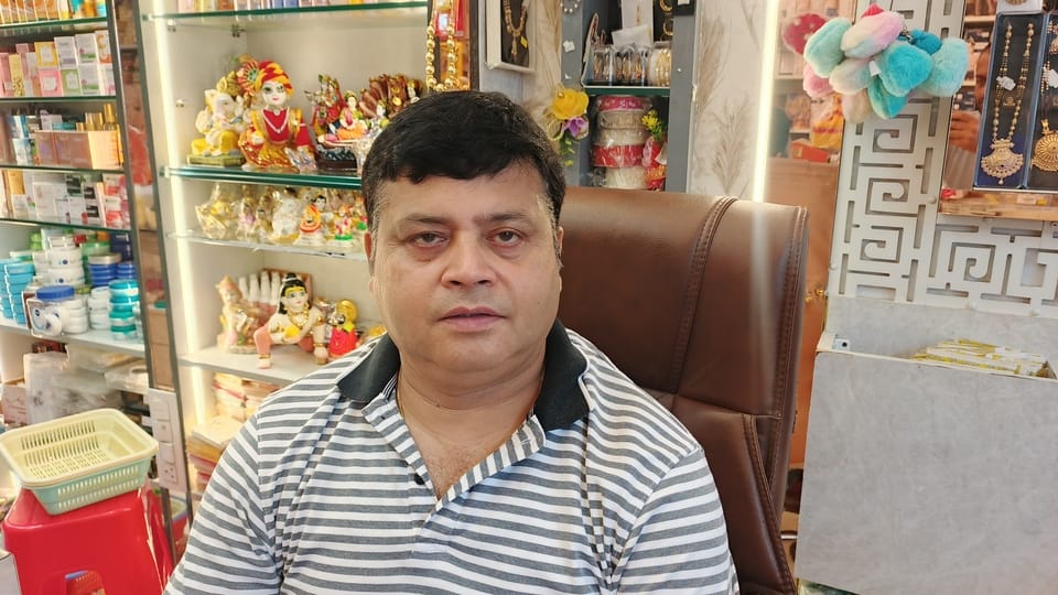 जन्माष्टमी पर्व को लेकर दुकान में पोशाक, बांसुरी सहित अन्य सामान। संवाद