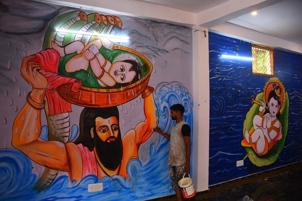 जन्माष्टमी से पहले होती तैयारियां