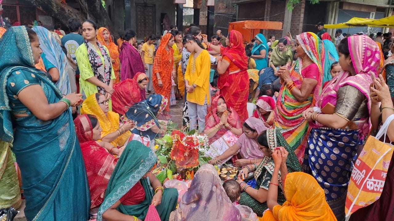 ज्ञानपुर के भिदिउरा में ललही छठ की पुजा करती महिलाएं। संवाद ज्ञानपुर के भिदिउरा में ललही छठ की पुजा करती महिलाएं। संवाद