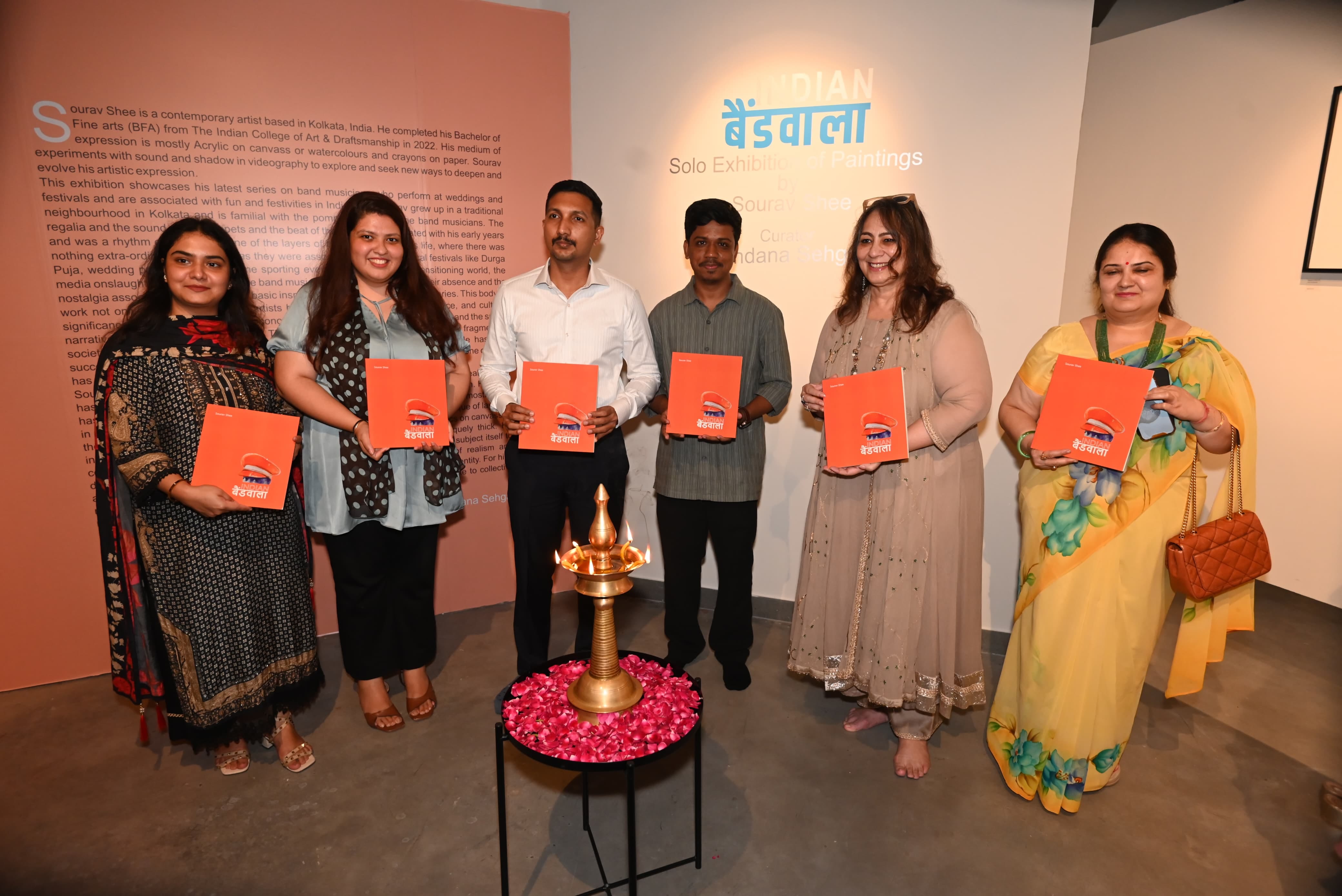 कोकोरो आर्ट गैलरी में प्रदर्शनी देखते दर्शक