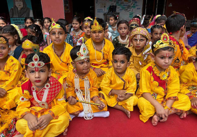खुर्जा के महाराजा अग्रसेन पब्लिक स्कूल में आयोजित कार्यक्रम में सांस्कृतिक नृत्य प्रस्तुत करतीं खुर्जा के महाराजा अग्रसेन पब्लिक स्कूल में आयोजित कार्यक्रम में सांस्कृतिक नृत्य प्रस्तुत करतीं