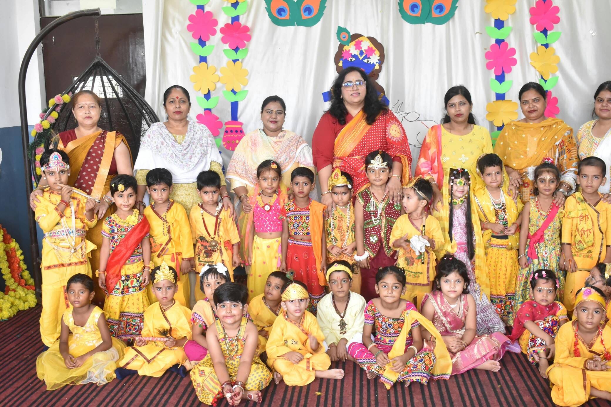 खुर्जा के महाराजा अग्रसेन पब्लिक स्कूल में आयोजित कार्यक्रम में सांस्कृतिक नृत्य प्रस्तुत करतीं खुर्जा के महाराजा अग्रसेन पब्लिक स्कूल में आयोजित कार्यक्रम में सांस्कृतिक नृत्य प्रस्तुत करतीं