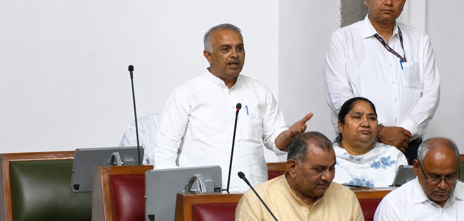 लोगों की समस्या सुनते विधायक जगमोहन आनंद। स्वयं लोगों की समस्या सुनते विधायक जगमोहन आनंद। स्वयं