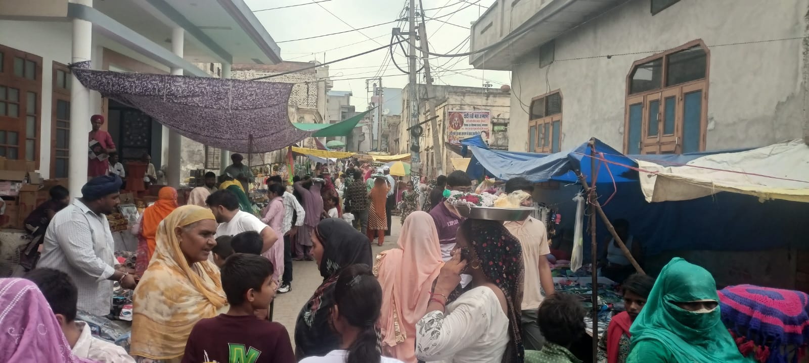 मेले में पहुंचे हुए श्रद्धालु। विज्ञप्ति