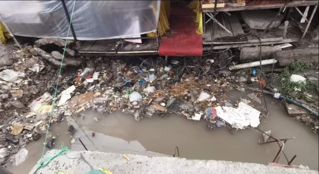 पीडीडीयू नगर में सर्विस लेन के लिए खोदे गए गड्ढे में भरा पानी। संवाद पीडीडीयू नगर में सर्विस लेन के लिए खोदे गए गड्ढे में भरा पानी। संवाद