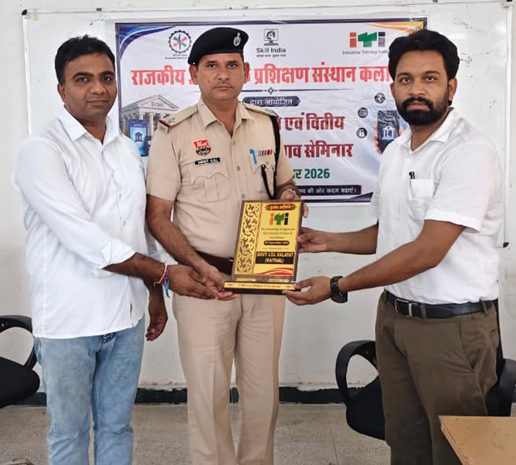 पुलिस कर्मियों को सम्मानित करते इंजीनियर रवींद्र कुमार। विज्ञप्ति पुलिस कर्मियों को सम्मानित करते इंजीनियर रवींद्र कुमार। विज्ञप्ति