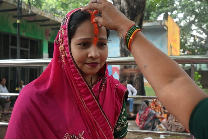 रामकुंड में ललई छठ के अवसर पर पूजा करतीं महिलाएं। अमर उजाला