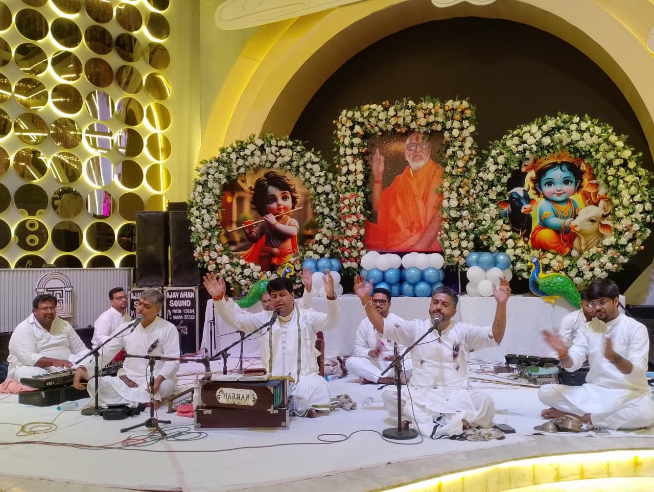 राधा नाम संकीर्तन में भजनों पर झूमती महिलाएं। संवाद राधा नाम संकीर्तन में भजनों पर झूमती महिलाएं। संवाद