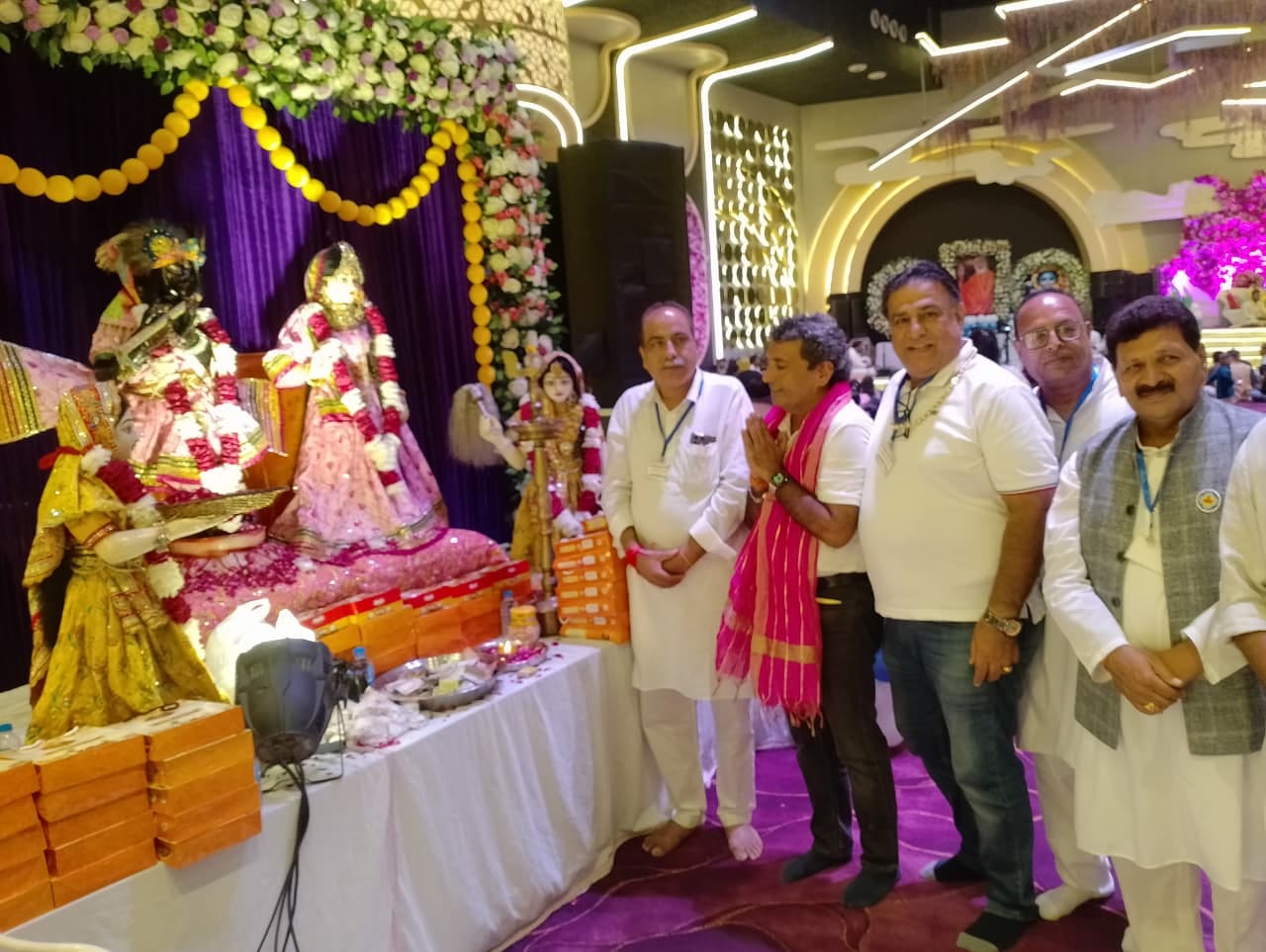 राधा नाम संकीर्तन में भजनों पर झूमती महिलाएं। संवाद राधा नाम संकीर्तन में भजनों पर झूमती महिलाएं। संवाद