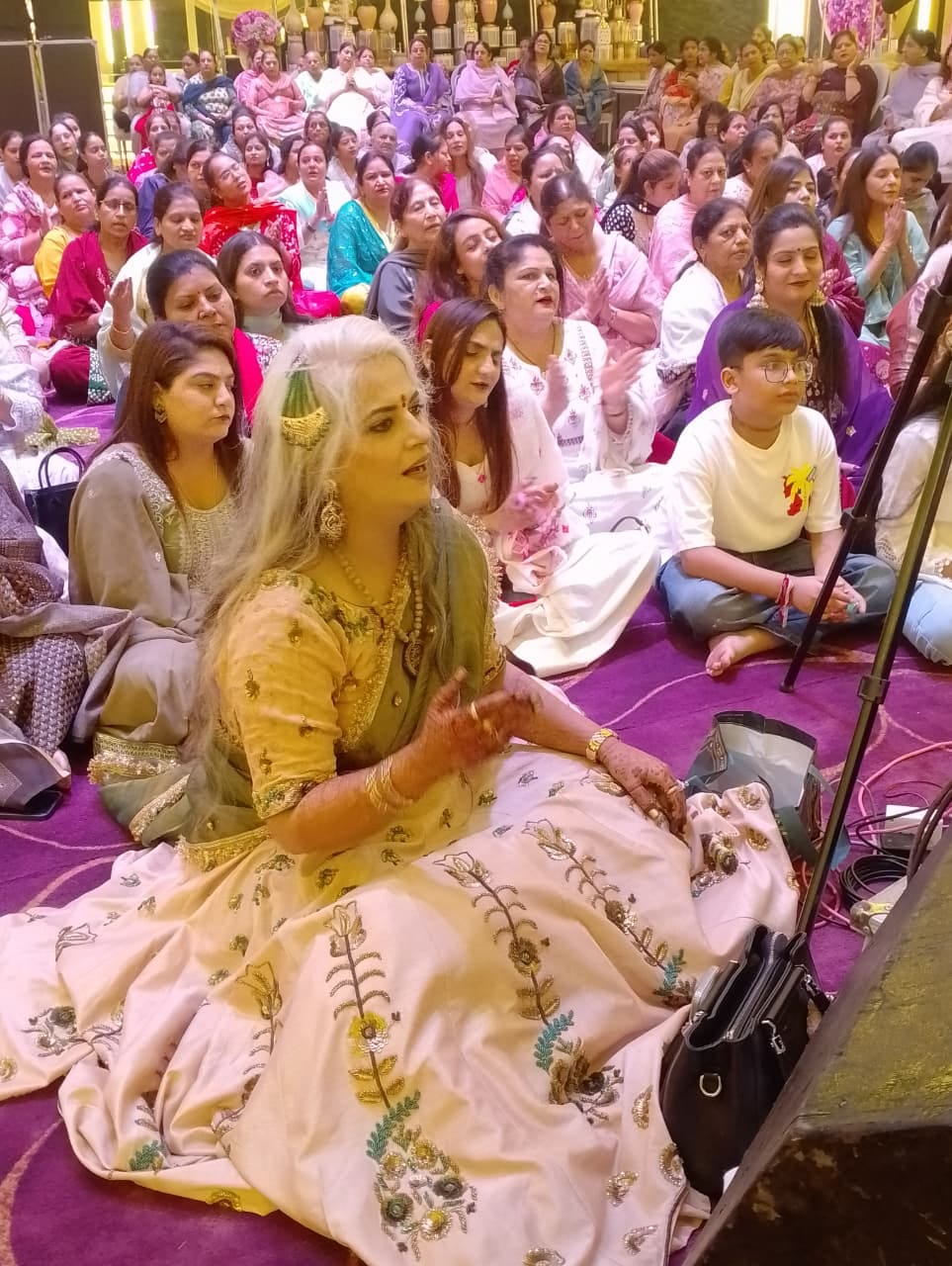 राधा नाम संकीर्तन में भजनों पर झूमती महिलाएं। संवाद राधा नाम संकीर्तन में भजनों पर झूमती महिलाएं। संवाद