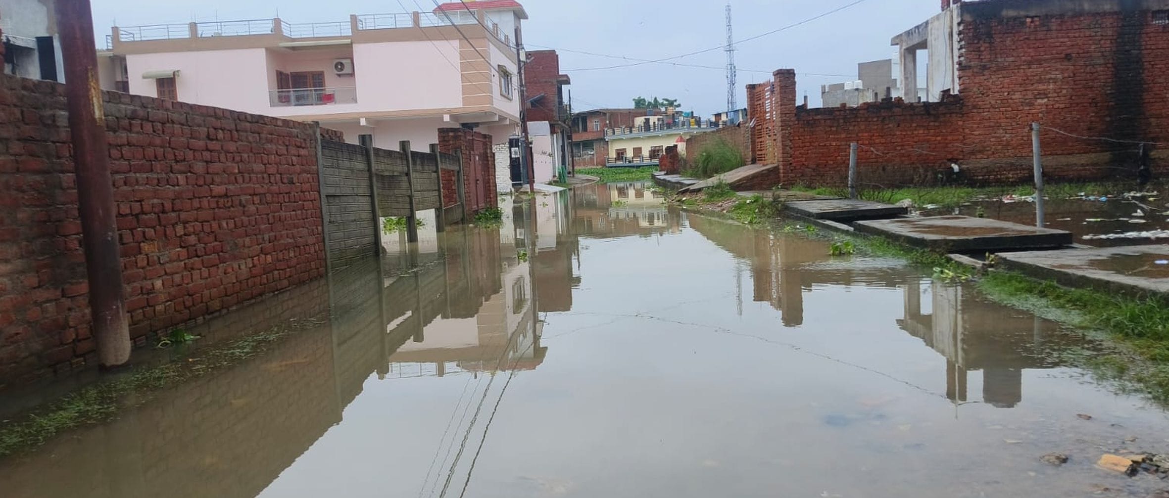 रायबरेली में अंबेडकर नगर में जलभराव के बीच मस्ती करते बच्चे। रायबरेली में अंबेडकर नगर में जलभराव के बीच मस्ती करते बच्चे।