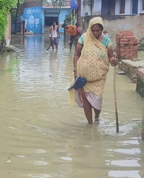 रायबरेली में अंबेडकर नगर में जलभराव के बीच मस्ती करते बच्चे। रायबरेली में अंबेडकर नगर में जलभराव के बीच मस्ती करते बच्चे।