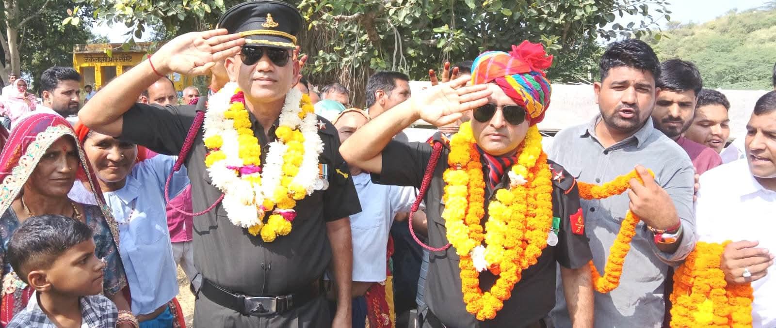 सूबेदार चाचा और लेफ्टिनेंट भतीजे का गांव पहुंचने पर भव्य स्वागत सूबेदार चाचा और लेफ्टिनेंट भतीजे का गांव पहुंचने पर भव्य स्वागत