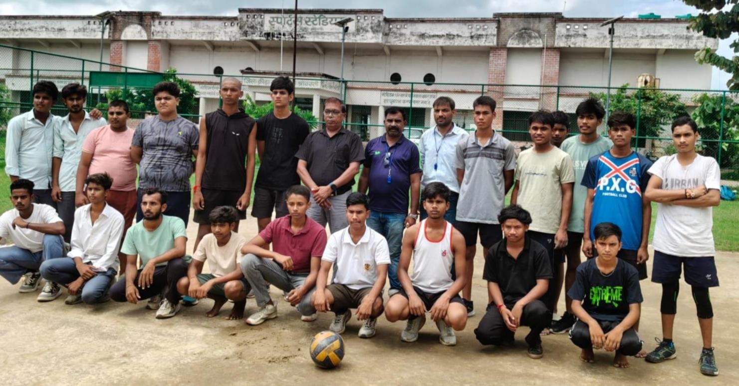 स्पोर्ट्स स्टेडियम में विजेता टीम के साथ मौजूद अधिकारी। स्पोर्ट्स स्टेडियम में विजेता टीम के साथ मौजूद अधिकारी।
