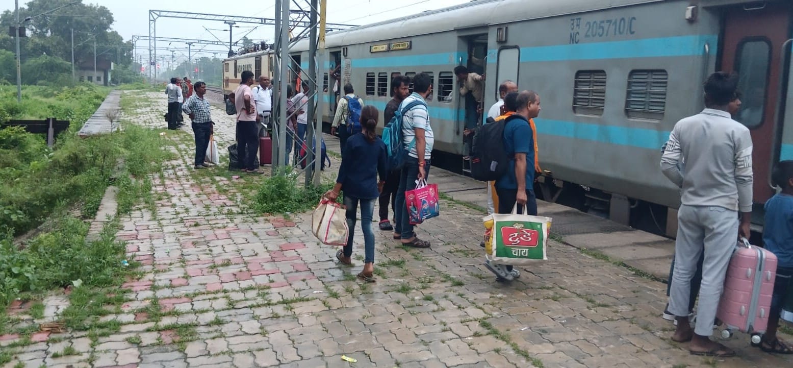 सुरियावां रेलवे स्टेशन पर बदहाल इंटरलाकिंग। संवाद सुरियावां रेलवे स्टेशन पर बदहाल इंटरलाकिंग। संवाद
