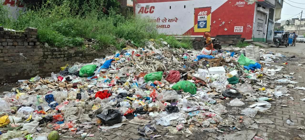 शहर के पुरानी सब्जी मंडी के पास सड़क पर लगा कचरे का ढेर। संवाद शहर के पुरानी सब्जी मंडी के पास सड़क पर लगा कचरे का ढेर। संवाद