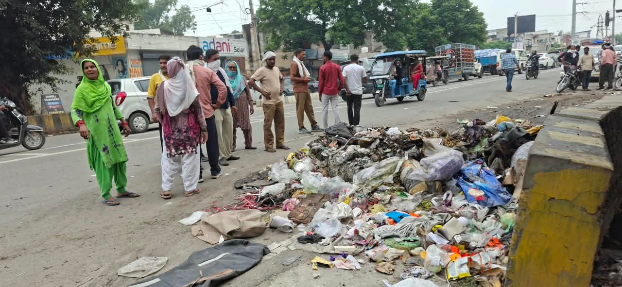 शहर के पुरानी सब्जी मंडी के पास सड़क पर लगा कचरे का ढेर। संवाद शहर के पुरानी सब्जी मंडी के पास सड़क पर लगा कचरे का ढेर। संवाद