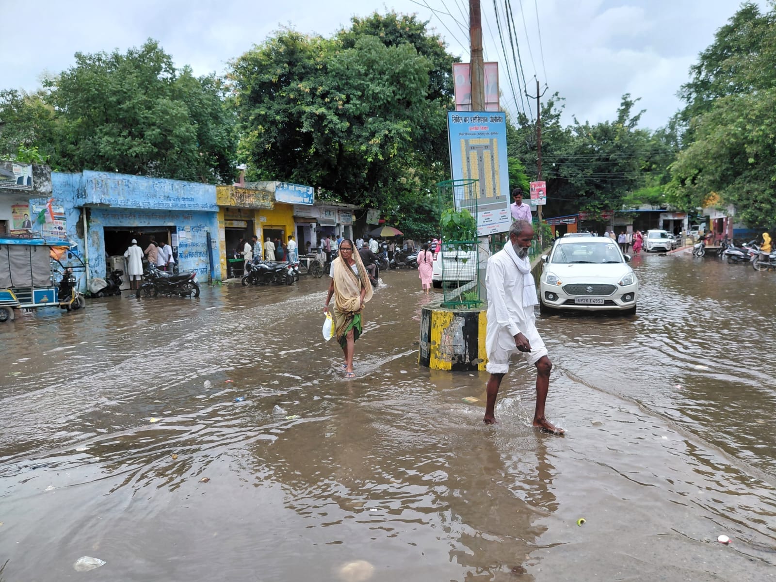 शहर में कलक्ट्रेट मार्ग पर दुकानों के बाहर भरा पानी। संवाद