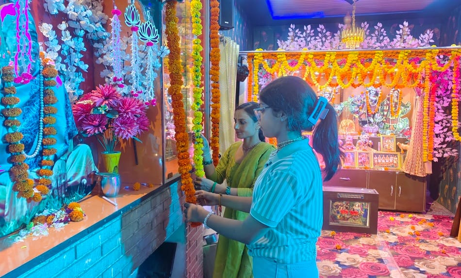 श्री कृष्ण जन्माष्टमी पर खरीदारी करते श्रद्धालु। संवाद