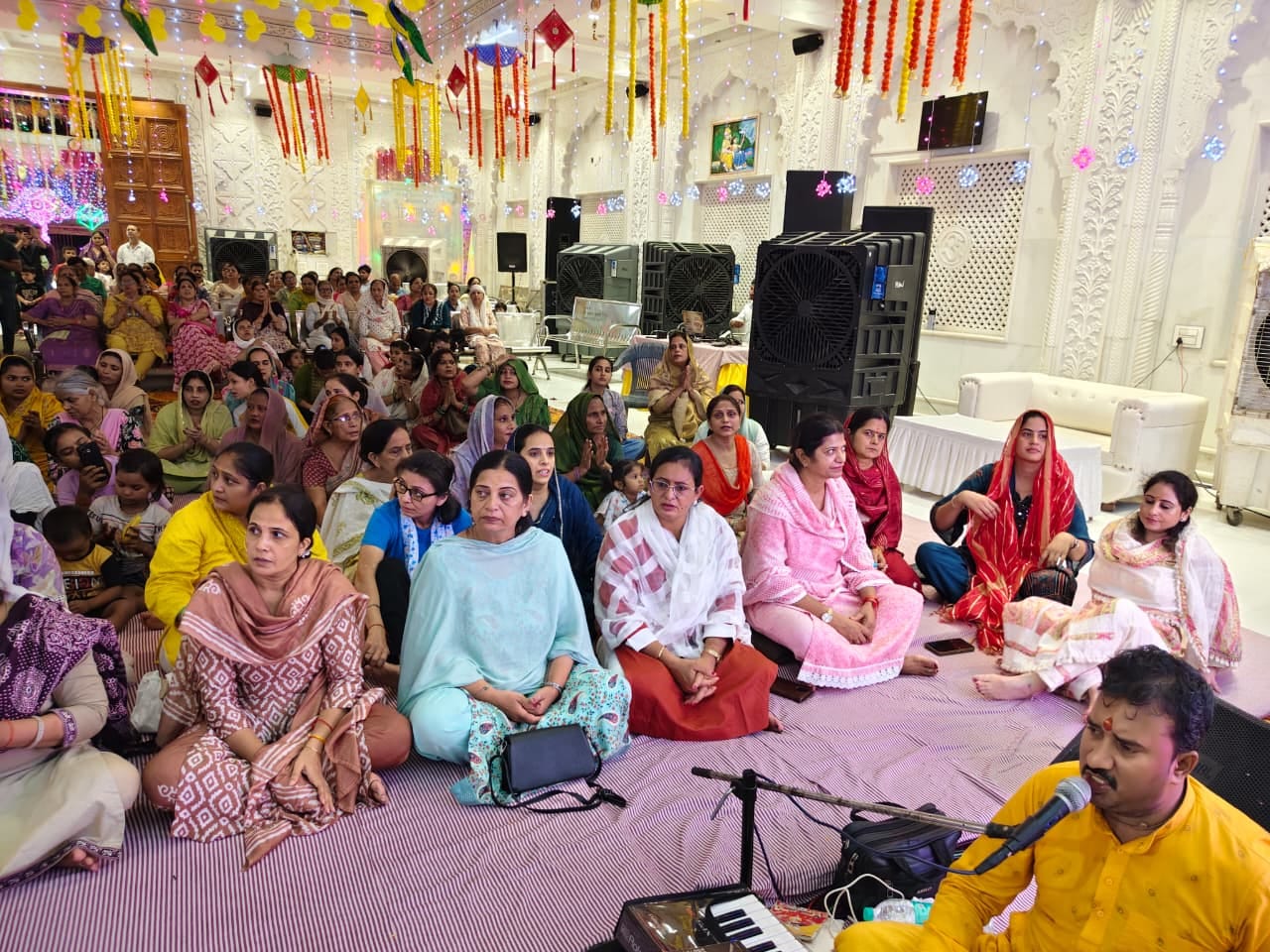 श्री सनातन धर्म मंदिर मॉडल टाउन में श्रीमद्भागवत कथा करते राधे-राधे महाराज। संवाद श्री सनातन धर्म मंदिर मॉडल टाउन में श्रीमद्भागवत कथा करते राधे-राधे महाराज। संवाद