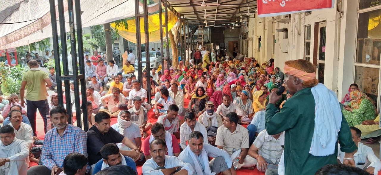 तहसीलदार को ज्ञापन सौंपते नगर निगम की सफाईकर्मी। वि तहसीलदार को ज्ञापन सौंपते नगर निगम की सफाईकर्मी। वि
