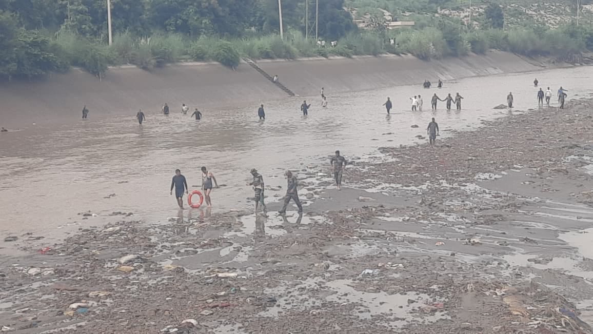 ताजेवाला पुल पर मौजूद ग्रामीण व सेना के जवान। संवाद ताजेवाला पुल पर मौजूद ग्रामीण व सेना के जवान। संवाद