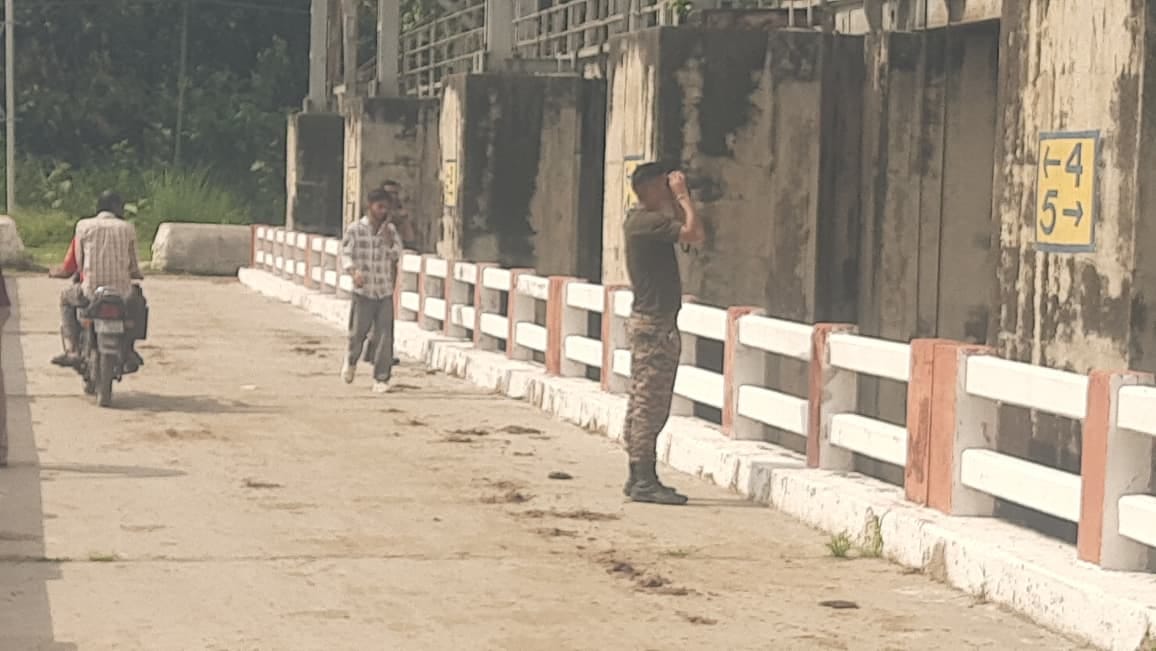 ताजेवाला पुल पर मौजूद ग्रामीण व सेना के जवान। संवाद ताजेवाला पुल पर मौजूद ग्रामीण व सेना के जवान। संवाद