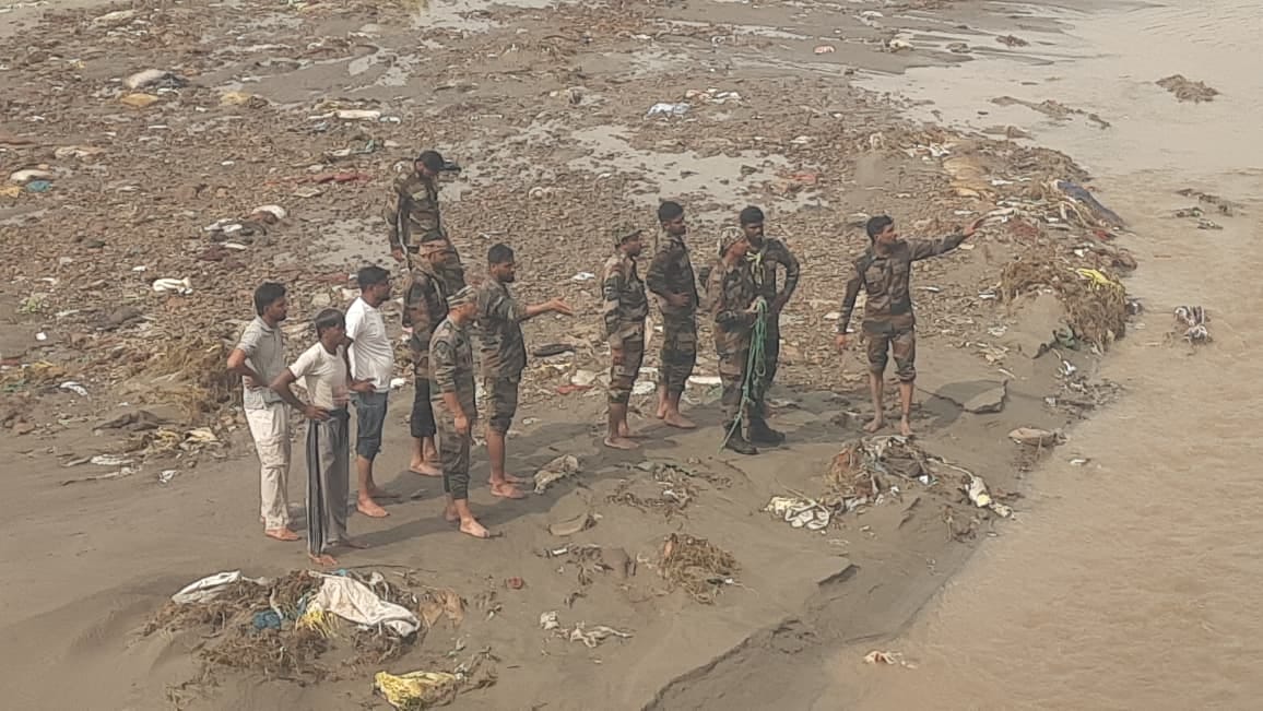 ताजेवाला पुल पर मौजूद ग्रामीण व सेना के जवान। संवाद ताजेवाला पुल पर मौजूद ग्रामीण व सेना के जवान। संवाद