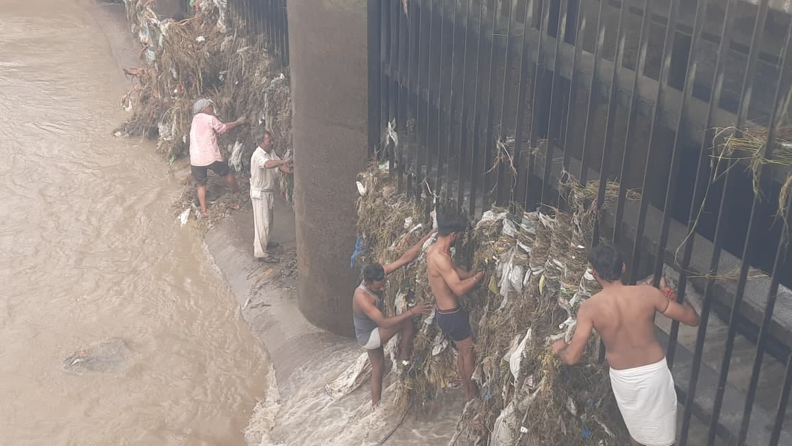 ताजेवाला पुल पर मौजूद ग्रामीण व सेना के जवान। संवाद ताजेवाला पुल पर मौजूद ग्रामीण व सेना के जवान। संवाद