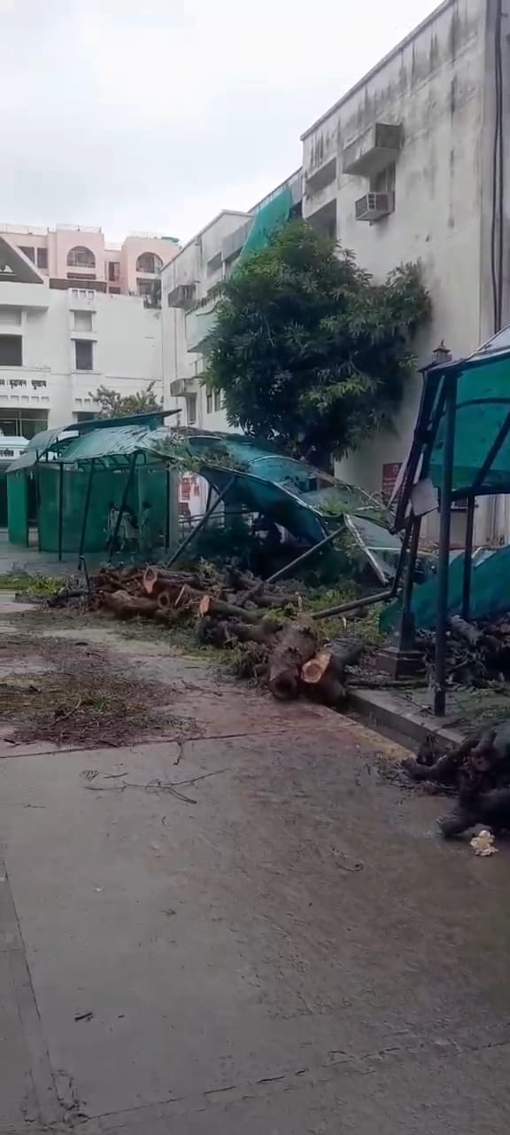 ट्रॉमा सेंटर के परिसर में ढही इमारत। ट्रॉमा सेंटर के परिसर में ढही इमारत।