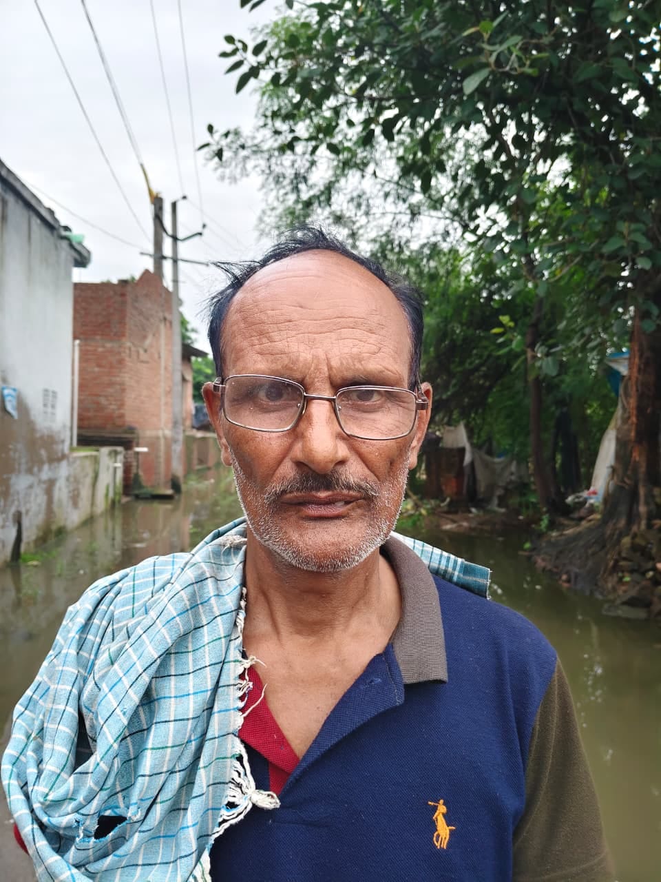 दिबियापुर बाईपास किनारे गोविंदनगर मोहल्ले में घरों के दरवाजे तक भरा बारिश का पानी। संवाद दिबियापुर बाईपास किनारे गोविंदनगर मोहल्ले में घरों के दरवाजे तक भरा बारिश का पानी। संवाद