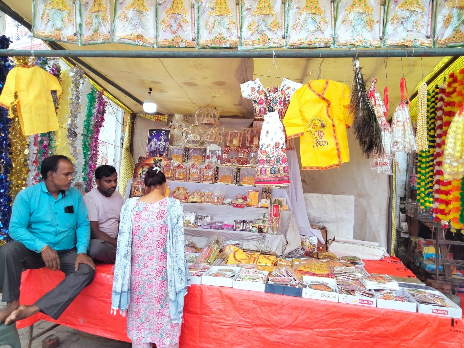 दुकान से पूजन सामग्री खरीदती महिला