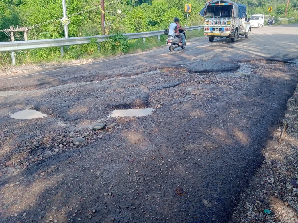 ऊहल चौक के समीप डंगे और रेलिंग का अधूरा कार्य। संवाद ऊहल चौक के समीप डंगे और रेलिंग का अधूरा कार्य। संवाद