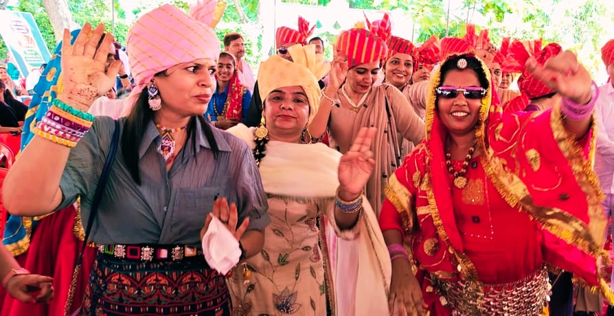 विद्यार्थियो को सम्मानित करते हुए आयोजक विद्यार्थियो को सम्मानित करते हुए आयोजक