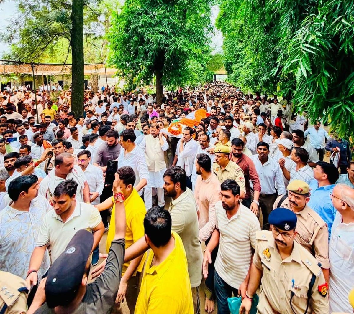 विधायक अनिल शर्मा को  सलामी देते प्रशासनिक