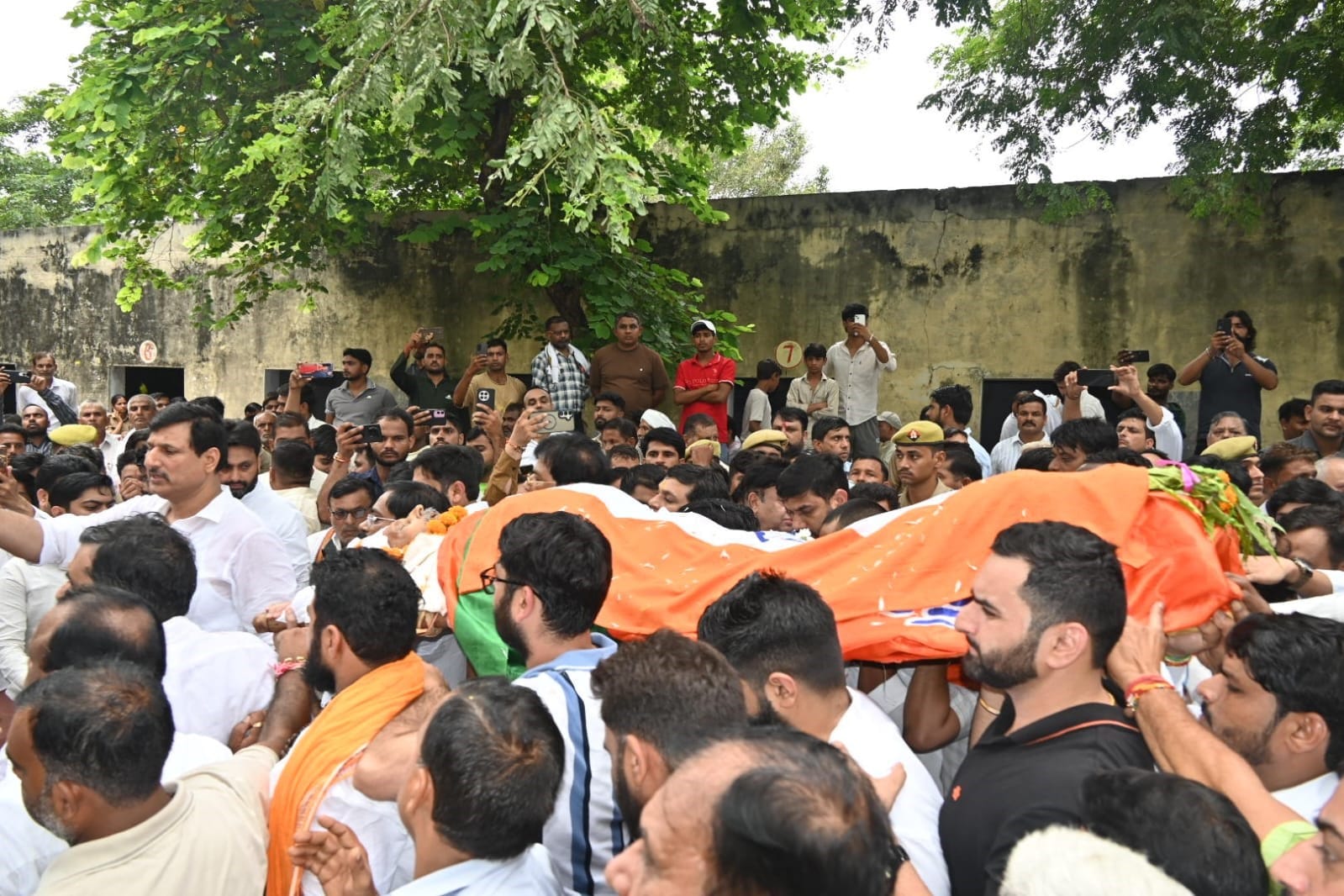 विधायक अनिल शर्मा को  सलामी देते प्रशासनिक