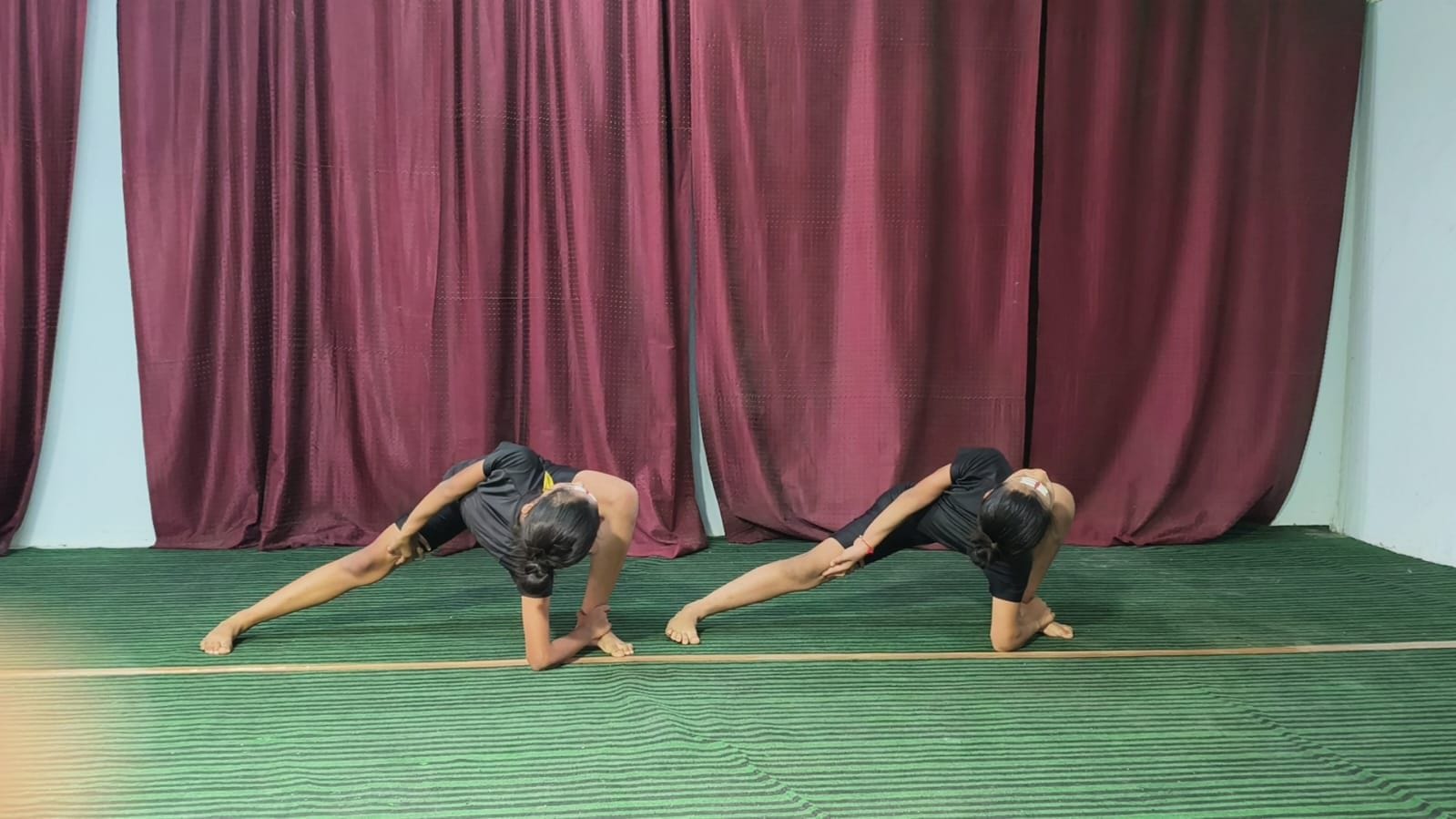 योग प्रतियोगिता में भाग लेती स्कूली छात्राएं। विज्ञप्ति योग प्रतियोगिता में भाग लेती स्कूली छात्राएं। विज्ञप्ति