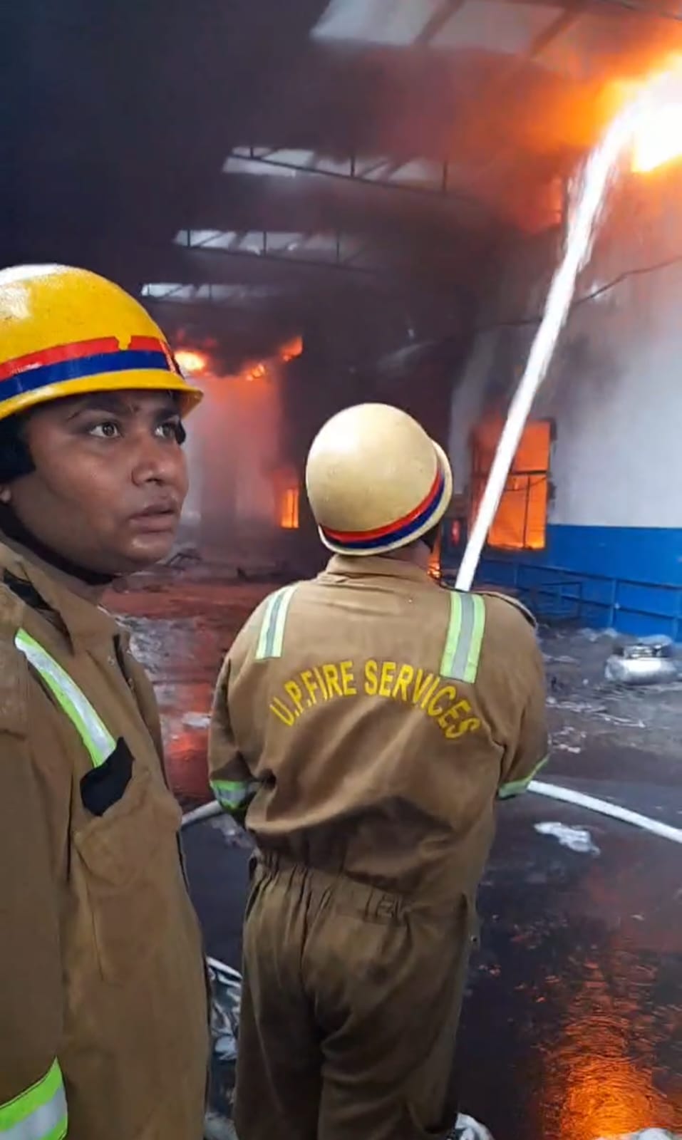 यूपीएसआईडीसी स्थित एक फेक्टरी में आग लगने के बाद आसमान में उठता धुंआ।स्रोत: वीडियो ग्रैब