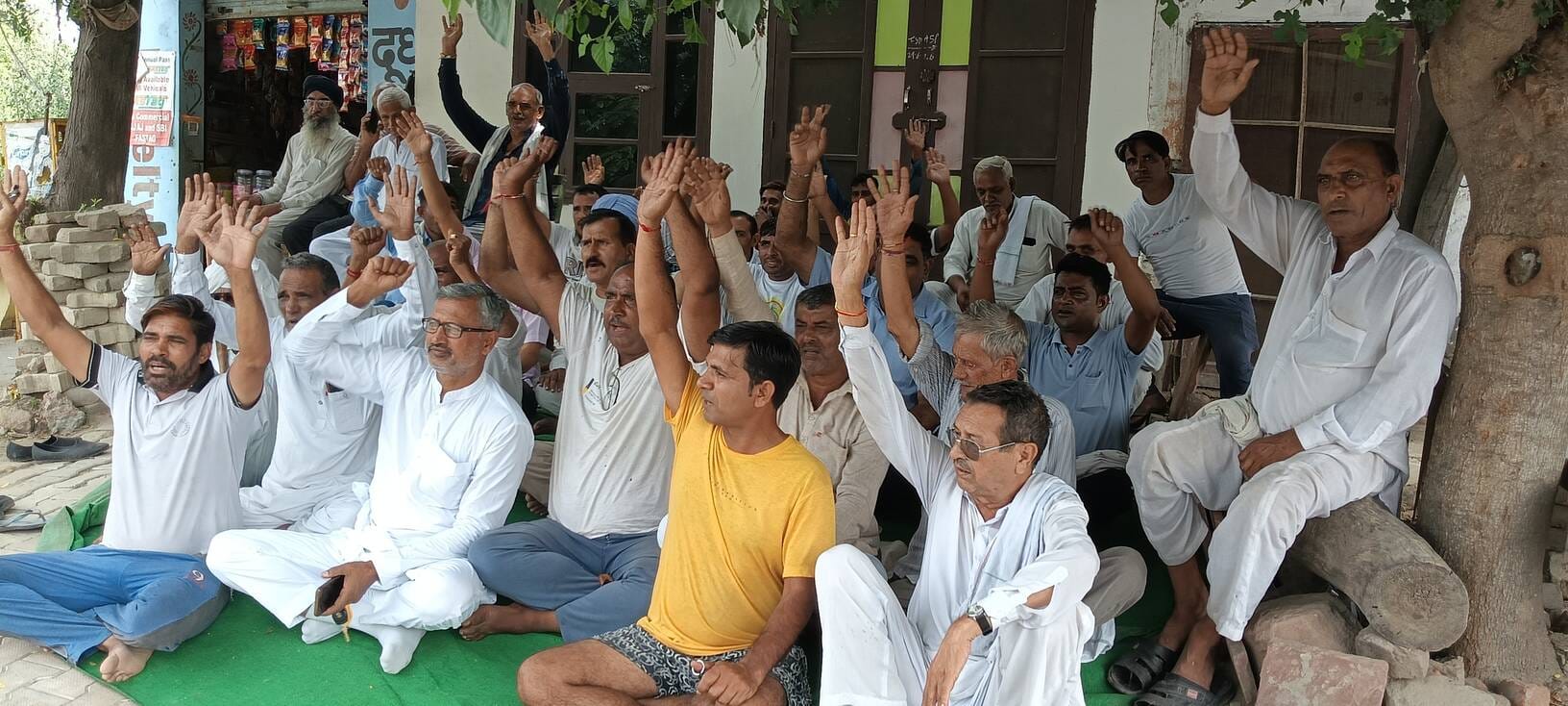03 ढांड 01 जन स्वास्थ्य विभाग के खिलाफ धरना प्रदर्शन करते हुए चंदलाना के ग्रामीण। 03 ढांड 01 जन स्वास्थ्य विभाग के खिलाफ धरना प्रदर्शन करते हुए चंदलाना के ग्रामीण।