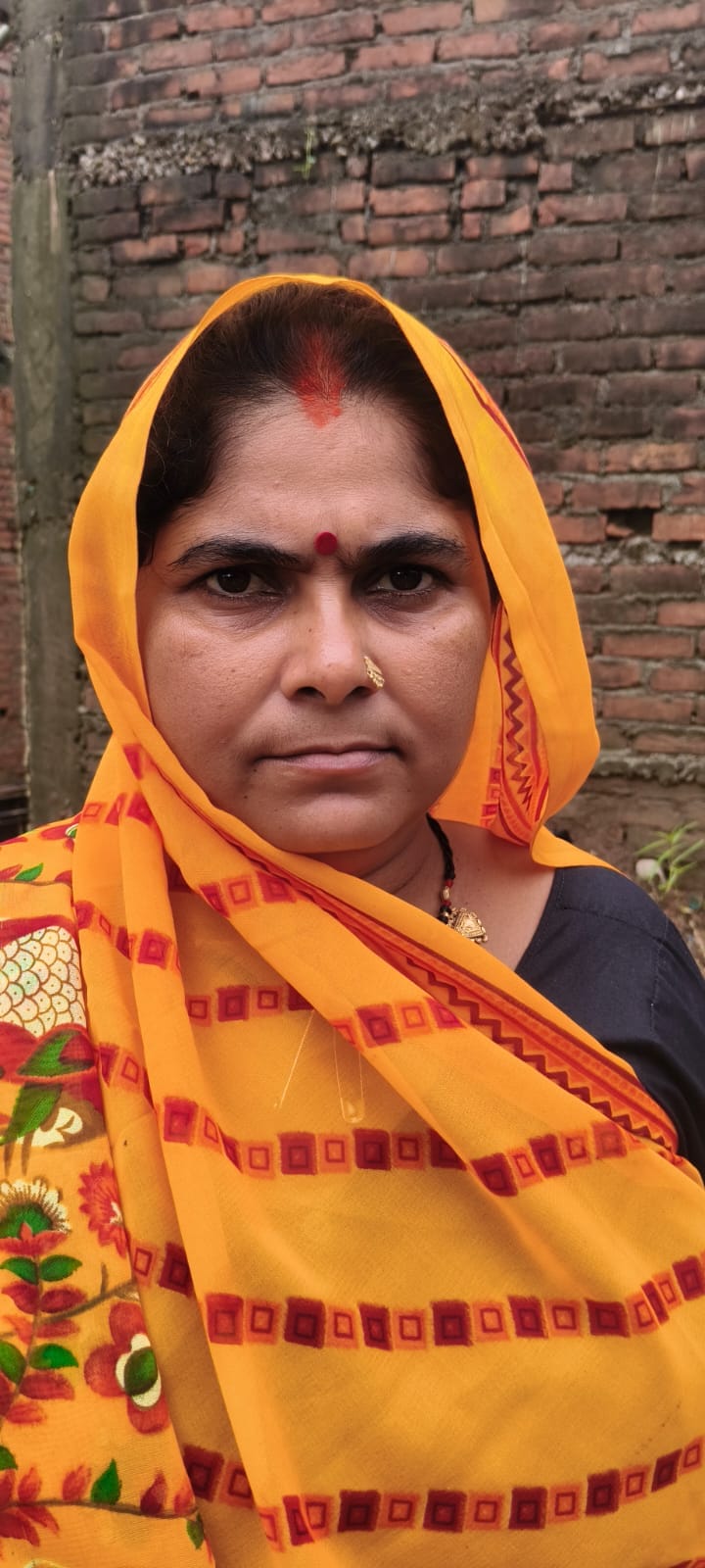 04 सीकेटीपी-28-मकान गिरने बाद तिरपाल के नीचे बैठा संतोष का परिवार।